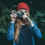 Девушка фотографирует