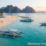 Белоснежный песчаный пляж на Себу, Филиппины, с кристально чистой бирюзовой водой, традиционными филиппинскими лодками-аутригерами бангка, пальмами и виднеющимися вдалеке карстовыми горами на закате в золотой час.